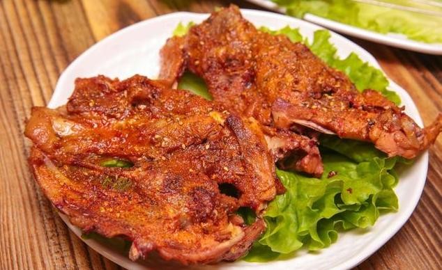 铁板鸡架店内的食材在设计上还是比较重要的,毕竟消